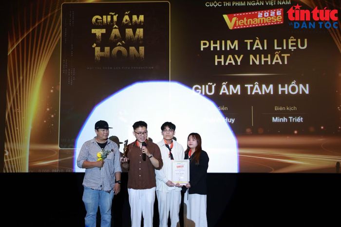 Các tác giả, nghệ sĩ tại lễ trao giải Vietnamese 2026.