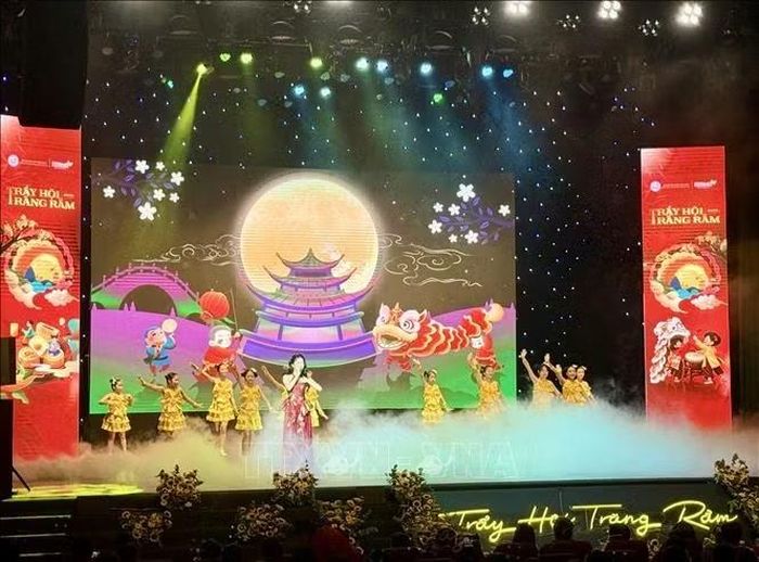 Một tiết mục nghệ thuật biểu diễn tại chương trình "Trẩy hội trăng rằm". Ảnh: Phương Lan/TTXVN