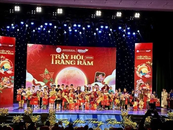 Ban tổ chức cùng đại diện lãnh đạo Trung ương và Thành phố Hà Nội trao quà cho 40 em nhỏ có hoàn cảnh khó khăn, con thương binh, con liệt sĩ đến từ Hà Nội, Phú Thọ, Ninh Bình và Hải Phòng. Ảnh: Phương Lan/TTXVN