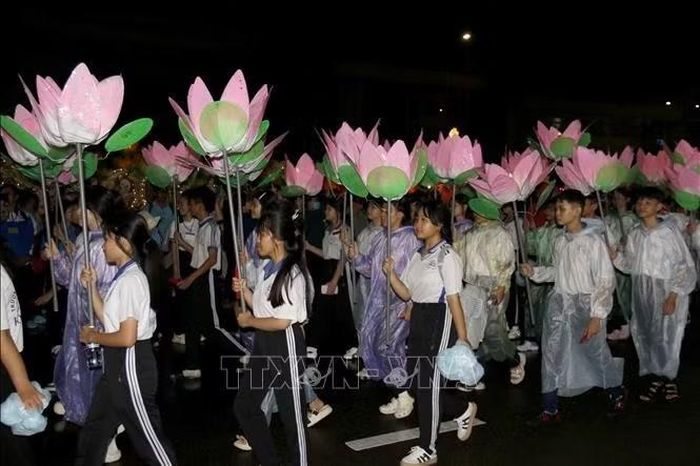 Các em thiếu nhi với những chiếc lồng đèn truyền thống diễu hành qua các đường phố trung tâm Phan Thiết. Ảnh: Nguyễn Thanh/TTXVN