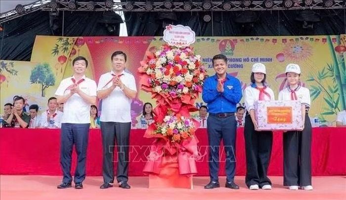 Trao quà cho các học sinh có hoàn cảnh khó khăn trên địa bàn xã Nam Cường, phường Trần Lãm (Hưng Yên). Ảnh: Thế Duyệt/TTXVN