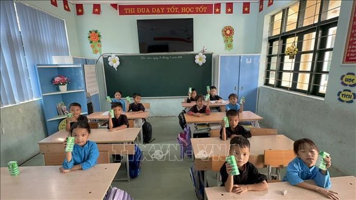 Học sinh tiểu học thưởng thức sữa tươi tiệt trùng miễn phí trong giờ ra chơi theo chương trình uống sữa tại trường theo Nghị quyết 86 của HĐND thành phố.