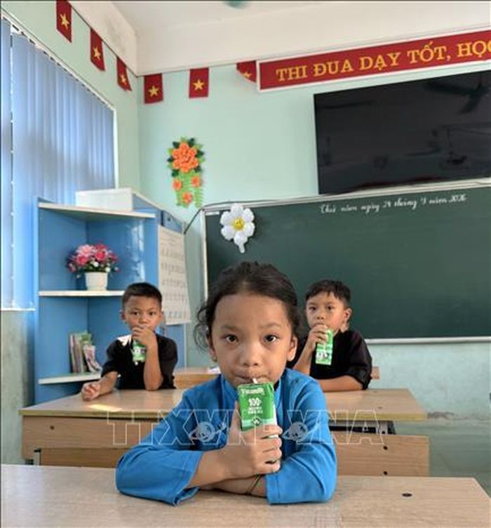 Chương trình hỗ trợ uống sữa tại trường dành cho học sinh mầm non và tiểu học ở cơ sở giáo dục công lập và dân lập.