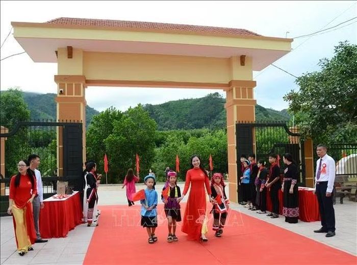 Cô trò Trường PTNT Tiểu học và THCS Bình Liêu (Quảng Ninh) hân hoan bước vào năm học mới.