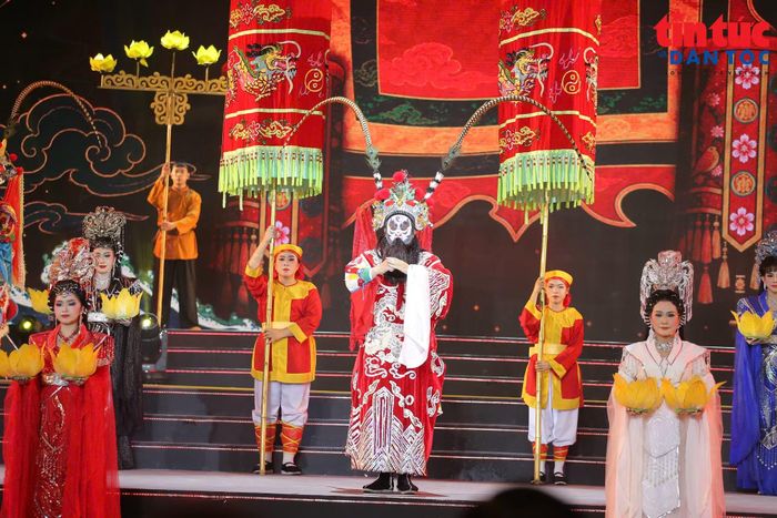Nghệ thuật hát bội góp thêm sắc màu truyền thống cho chương trình khai mạc Lễ hội Nghinh Ông TP Hồ Chí Minh.