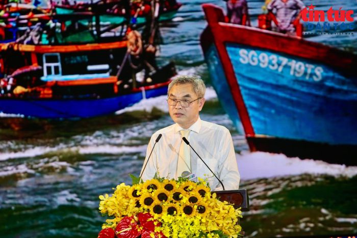 Ông Mai Trung Hưng, Phó Bí thư Đảng ủy, Chủ tịch UBND xã Cần Giờ, trình bày báo cáo mừng công ngư dân.