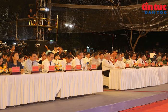 Các đại biểu, người dân theo dõi chương trình khai mạc tại sân khấu Công viên Cần Thạnh, xã Cần Giờ, TP Hồ Chí Minh.
