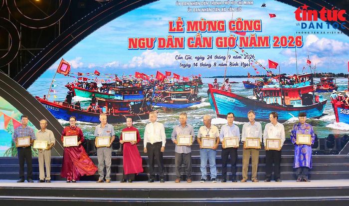 Các tập thể, cá nhân có thành tích trong khai thác, nuôi trồng thủy sản được biểu dương tại lễ mừng công.