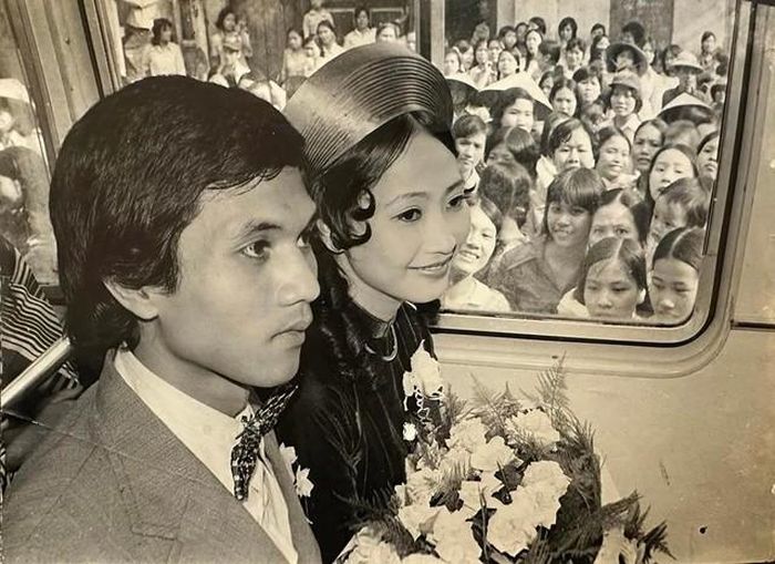 Đám cưới của NSND Như Quỳnh và nhiếp ảnh gia Hữu Bảo từng khiến phố Hàng Đào tắc nghẽn. Ảnh: Bảo tàng Hà Nội