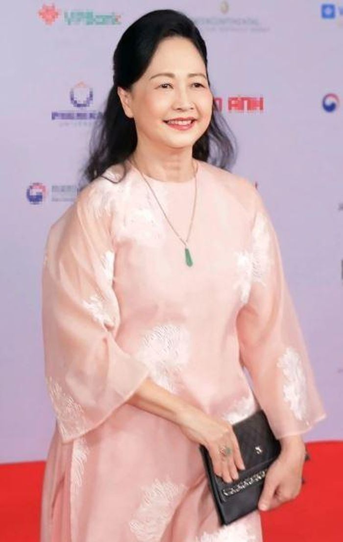 NSND Như Quỳnh hạnh phúc khi vẫn được chồng con ủng hộ đóng phim. Ảnh: DANAFF