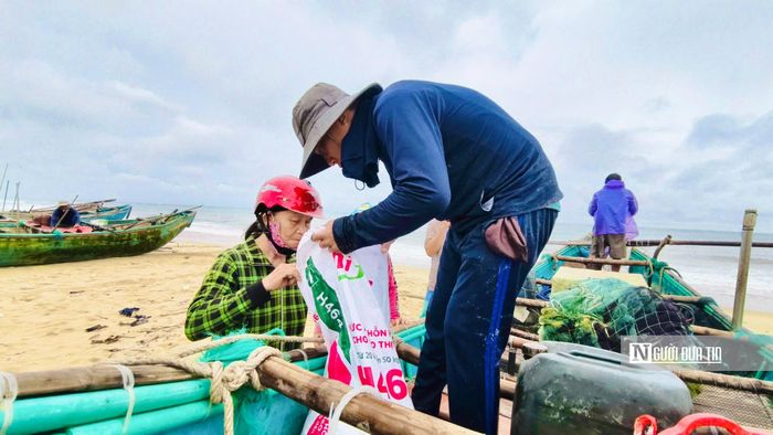 Vào mùa biển động, hải sản khan hiếm, giá thu mua tăng.
