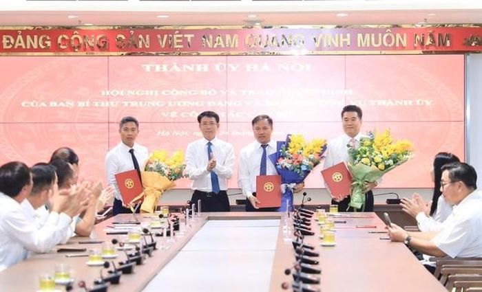 Phó Bí thư Thường trực Thành ủy Hà Nội Nguyễn Trọng Đông trao Quyết định về công tác cán bộ cho các cán bộ nhận nhiệm vụ mới tại các xã Hát Môn, Quốc Oai, Kiều Phú (Ảnh: Quang Thái).
