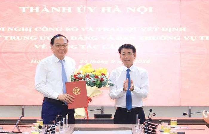 Phó Bí thư Thường trực Thành ủy Hà Nội Nguyễn Trọng Đông trao Quyết định của Ban Bí thư Trung ương Đảng về công tác cán bộ cho ông Lê Công Thành (Ảnh: Quang Thái).