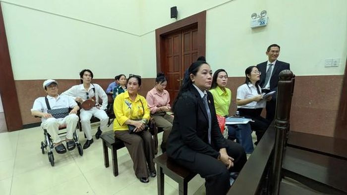 Đây là lần thứ 3 tòa phúc thẩm mở lại phiên tòa xét xử. (Trong ảnh là bà Võ Thị Hồng Nhung (áo vàng đậm) và luật sư bảo vệ quyền lợi cho bà Nhung).