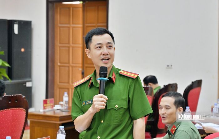 Các luật gia, chuyên gia giáp đáp vướng mắc cho phạm nhân.