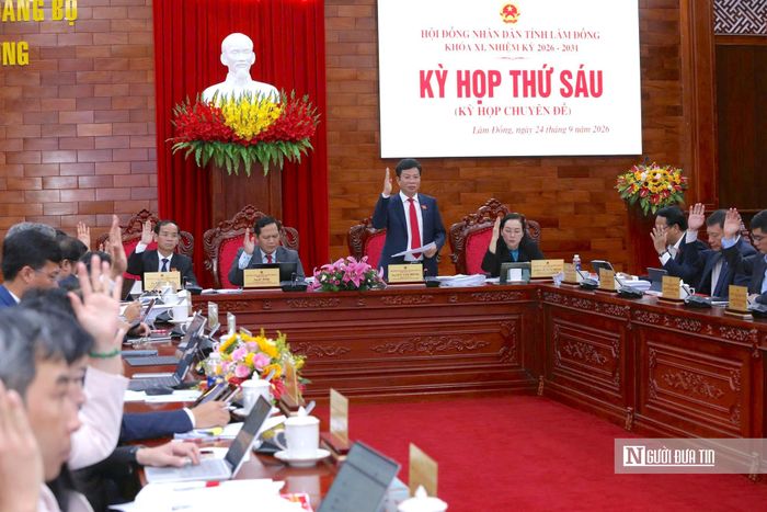 HĐND tỉnh Lâm Đồng biểu quyết thông qua các Nghị quyết.
