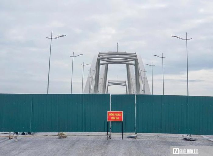 Cây cầu hoàn thiện nhưng chưa thể khai thác, phải đóng cầu ở đầu phía tây.