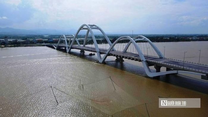 Điểm nhấn độc đáo của dự án là thiết kế ba vòm thép màu trắng uốn lượn có tổng trọng lượng lên tới 2.000 tấn.
