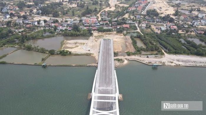 Trước đó, do vướng mặt bằng để hoàn thiện đường dẫn phía đông nên không thể thông xe.