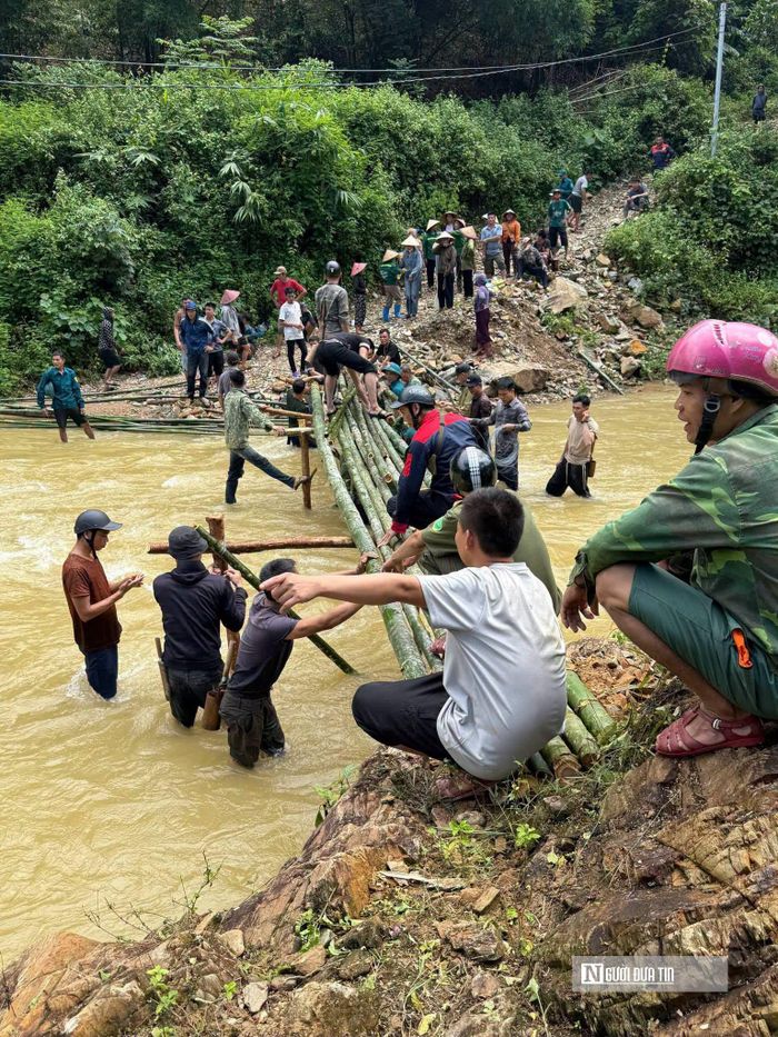 Cây cầu tạm bắc qua sông giúp người dân đi lại thuận tiện hơn. 