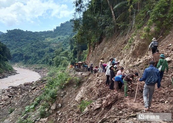 Hơn 50 người dân cùng lực lượng tại chỗ khơi thông tuyến đường. 