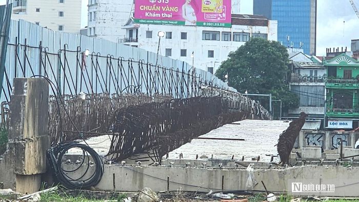 Do trong thời gian dài không thi công, phơi nắng mưa, nhiều cấu kiện sắt thép dầm cầu đã rỉ sét, đổi màu.