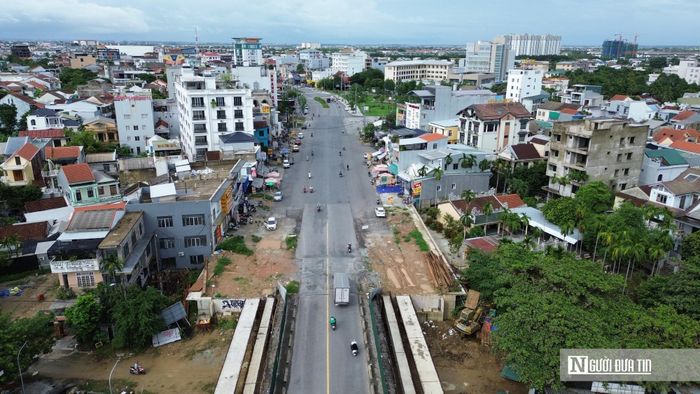 Chủ tịch UBND Tp.Huế cũng yêu cầu các đơn vị bám sát tiến độ của từng hạng mục, chủ động tổ chức thi công linh hoạt theo điều kiện thực tế; tranh thủ tối đa thời tiết thuận lợi, mặt bằng và các điều kiện cho phép để triển khai công việc. Đối với những vị trí đủ điều kiện, các đơn vị phải tổ chức thi công liên tục, đồng thời kịp thời xử lý những khó khăn, vướng mắc phát sinh tại công trường, không để ảnh hưởng đến tiến độ chung của dự án.