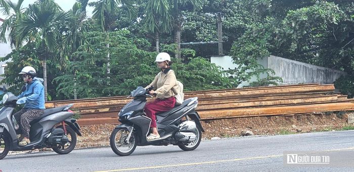 Ghi nhận của PV ngày 23-24/9 cho thấy, tại công trường, đơn vị thi công đã triển khai một số công việc chuẩn bị như lắp đặt biển báo, di chuyển các khối kiện phục vụ thi công và tổ chức lại mặt bằng. Tuy nhiên, do những ngày qua tại Huế xuất hiện mưa lớn, việc triển khai thi công đồng bộ tại một số vị trí vẫn chưa được thực hiện.