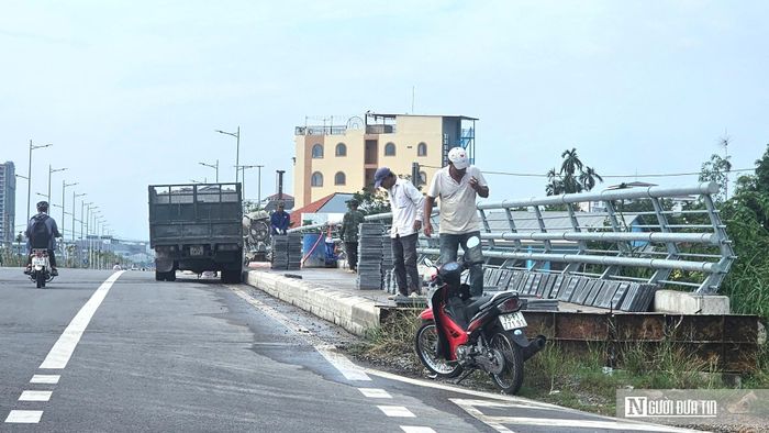Trong khi đó, tại hạng mục cầu qua sông Như Ý thuộc gói thầu, đơn vị thi công đang khẩn trương hoàn thiện những phần việc còn lại, trong đó có lắp đặt lan can và lát đá vỉa hè trên mặt cầu.