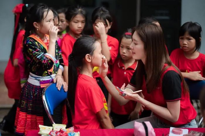 Diễn viên Thuý Ngân lần đầu làm "thợ trang điểm" cho các em học sinh.