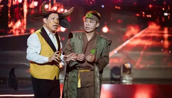 NSƯT Quang Thắng và Trung Ruồi tạo nên những tiếng cười rộn rã qua vai diễn bác trâu vàng và anh cuội.