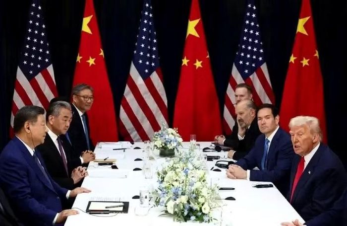 Cuộc gặp gỡ Donald Trump - Tập Cận Bình bên lề APEC tại Busan, tháng 10/2025. Ảnh: Reuters.