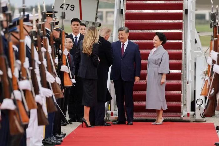 Tổng thống Trump và phu nhân đón Chủ tịch Tập và phu nhân từ chân cầu thang máy bay. Ảnh: Reuters.