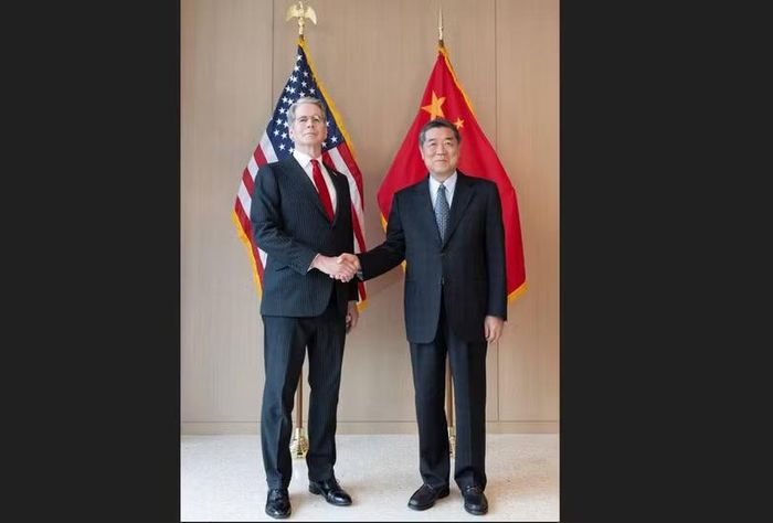Phó Thủ tướng Trung Quốc Hà Lập Phong (phải) và Bộ trưởng Tài chính Mỹ Bessent. Ảnh: Xinhua.