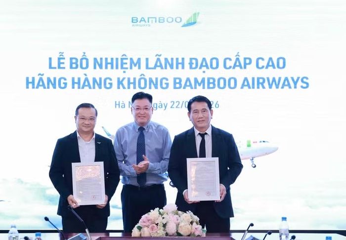 Ông Mai Đình Toàn (bên phải) và Cơ trưởng Trần Đức Luyến (trái) được bổ nhiệm làm Phó Tổng Giám đốc Bamboo Airways. Ảnh: Bamboo Airways.