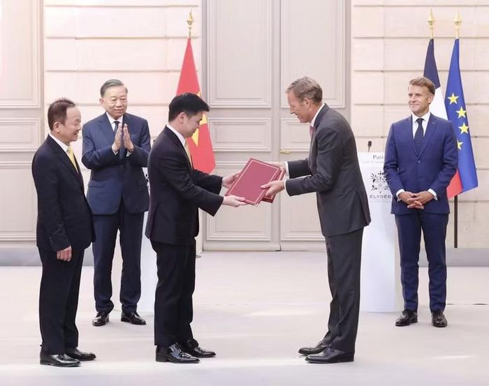 Ông Đỗ Quang Hiển, ông Đỗ Vinh Quang và ông Wouter van Wersch - Chủ tịch Airbus International trao thỏa thuận hợp tác mua 50 máy bay thế hệ mới. Ảnh: T&T Group.