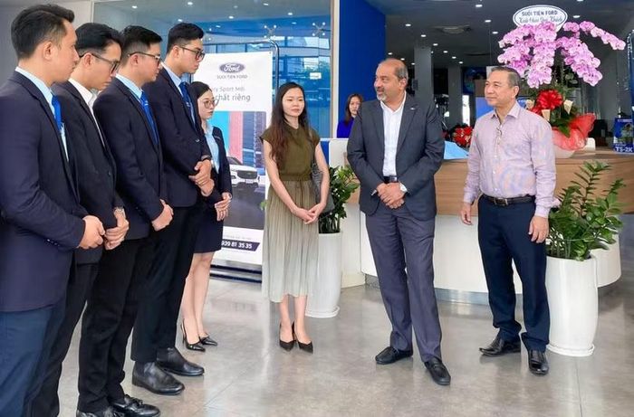 Ông Ruchik Shah trong chuyến công tác tại đại lý khi còn giữ chức Tổng giám đốc Ford Việt Nam. Ảnh: Ford.