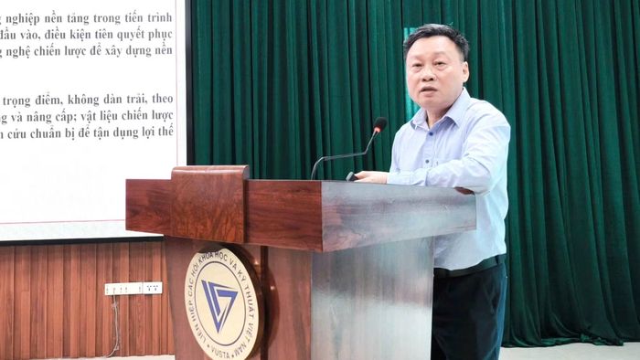 TS Vũ Mạnh Hùng nói về yêu cầu phát triển công nghiệp vật liệu có trọng tâm, trọng điểm, tập trung đột phá ở vật liệu chiến lược và chuẩn bị năng lực cho vật liệu tương lai. Ảnh: LM.