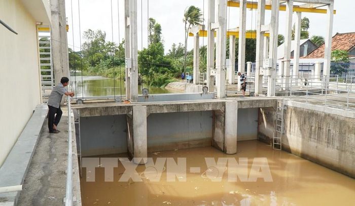 Cửa cống thông minh tại xã Tân Long (tỉnh Đồng Tháp) đã đóng, ngăn nước tràn vào kênh gây ngập ruộng, vườn. Ảnh: Nhựt An - TTXVN