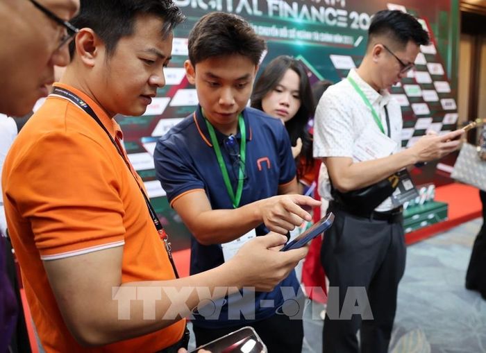 Trải nghiệm sản phẩm công nghệ thông tin hiện đại tại triển lãm. Ảnh: Phạm Hậu - TTXVN 