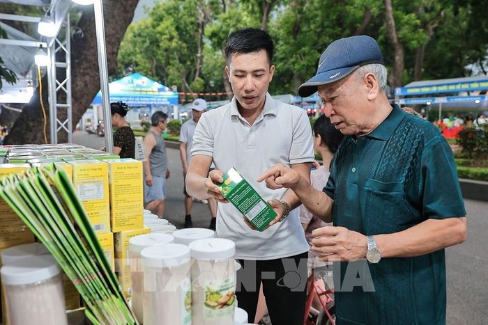 Khách tham quan và mua sắm tại Hội chợ xúc tiến thương mại cho các Hợp tác xã khu vực miền Bắc năm 2026. Ảnh: Lê Đông - TTXVN
