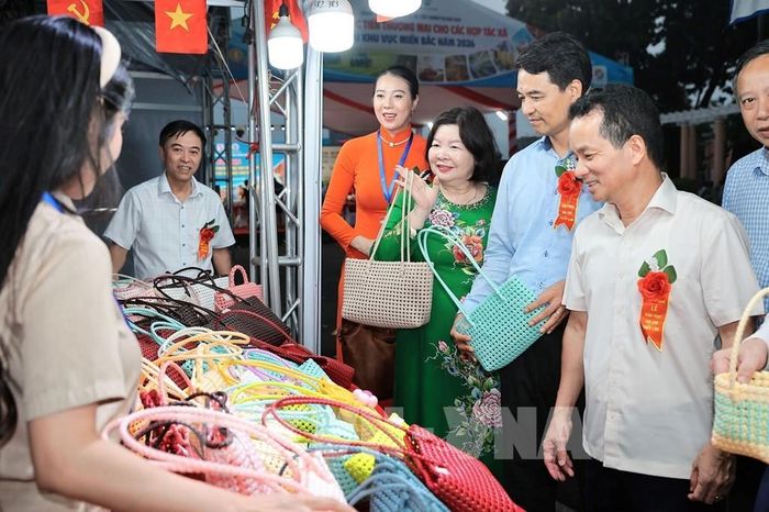 Các đại biểu tham quan gian hàng tại Hội chợ xúc tiến thương mại cho các Hợp tác xã khu vực miền Bắc năm 2026. Ảnh: Lê Đông - TTXVN