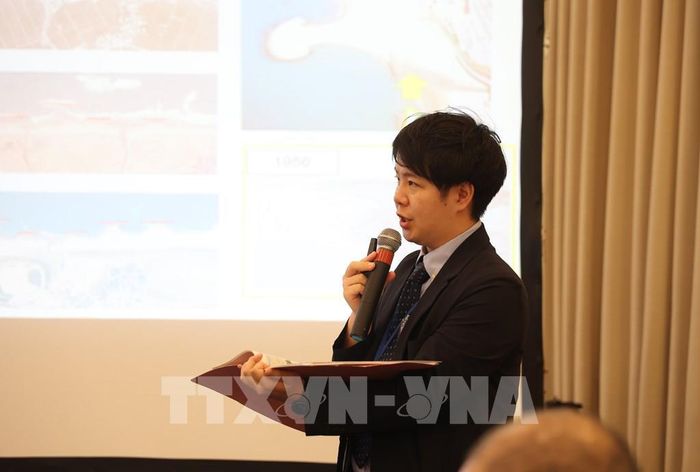 Ông Yusuke Nishimura, Phó Giám đốc cấp cao Văn phòng ven biển, Cục Quản lý Nước và Thiên tai (thuộc MLIT), trình bày tham luận tại Hội thảo. Ảnh: Hồng Đạt - TTXVN 