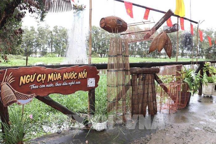 Các loại ngư cụ mùa nước nổi. Ảnh: Hồng Nhung – TTXVN