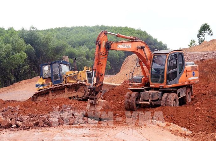 Công trường thi công dự án đường giao thông ở Quảng Ninh. Ảnh: Văn Đức - TTXVN
