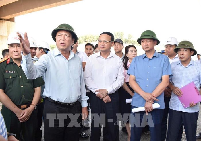 Bộ trưởng Bộ Xây dựng Trần Hồng Minh chỉ đạo hoàn thiện hệ thống nút giao, đường gom kết nối với cao tốc Tuyên Quang - Hà Giang. Ảnh: Hoàng Hải - TTXVN