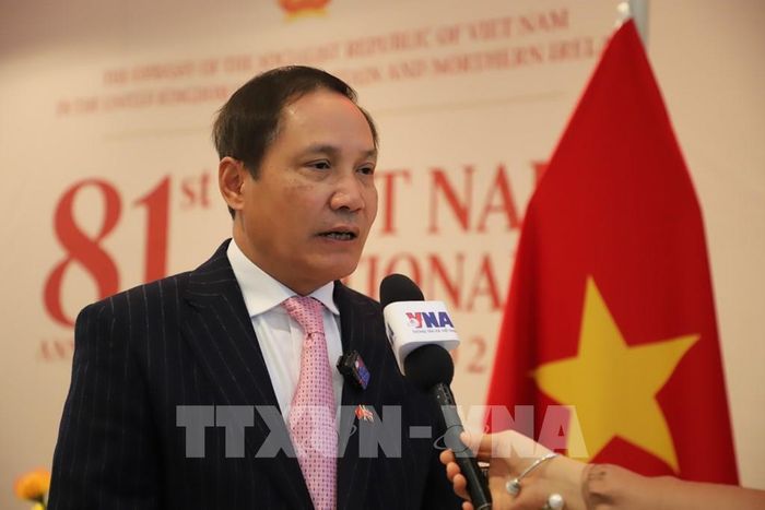 Ông Đỗ Minh Hùng, Đại sứ Việt Nam tại Liên hiệp Vương quốc Anh và Bắc Ireland trả lời phỏng vấn TTXVN. Ảnh: Hữu Tiến - PV TTXVN tại Anh
