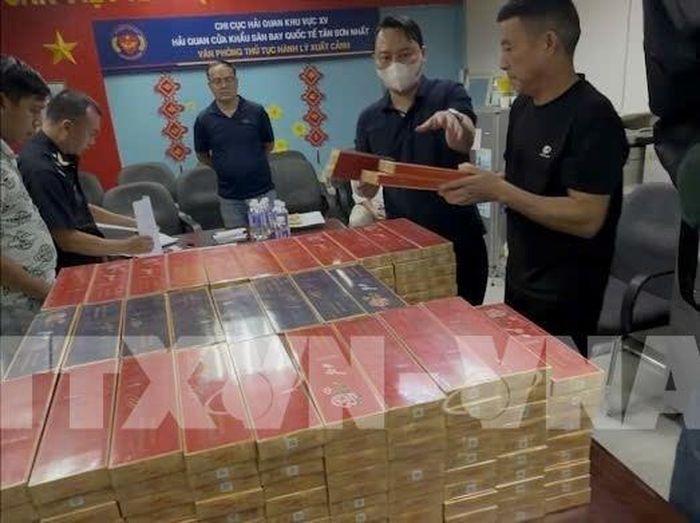 Các đối tượng cùng tang vật thu giữ. Ảnh: TTXVN phát