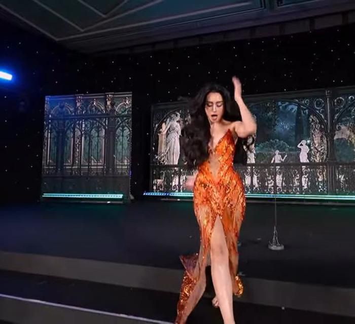 Emoura Phạm gặp sự cố trượt chân, rớt vương miện ngay trên sân khấu Miss Grand International 2026.