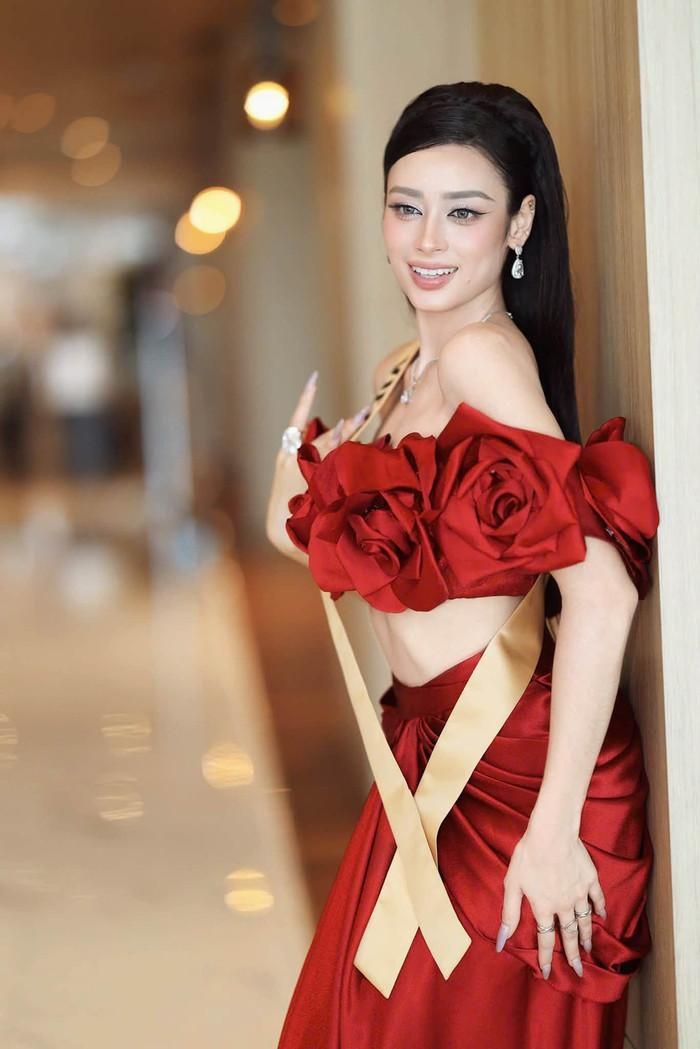 Emoura Phạm khiến khán giả mãn nhãn khi chăm chút hình ảnh tại cuộc thi Miss Grand International 2026.